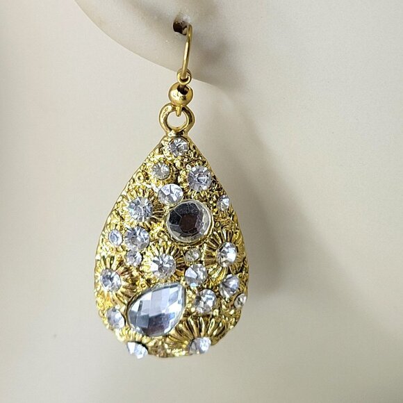 Gold Tone Oval Earrings with embedded Glittering Clear Fashion Crystal Stones - Picture 2 of 13